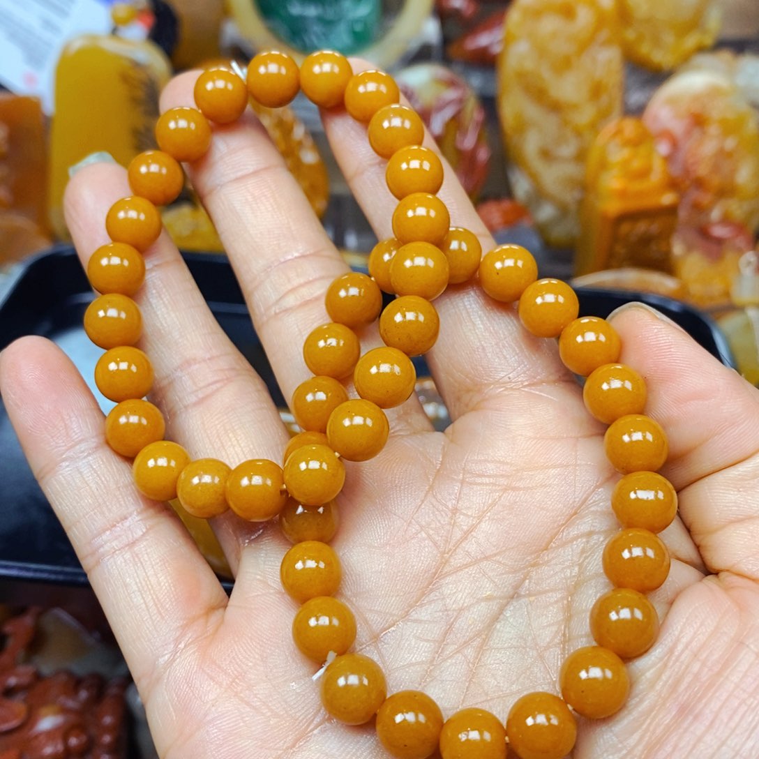 未镶嵌石英质玉（黄龙玉）颈饰