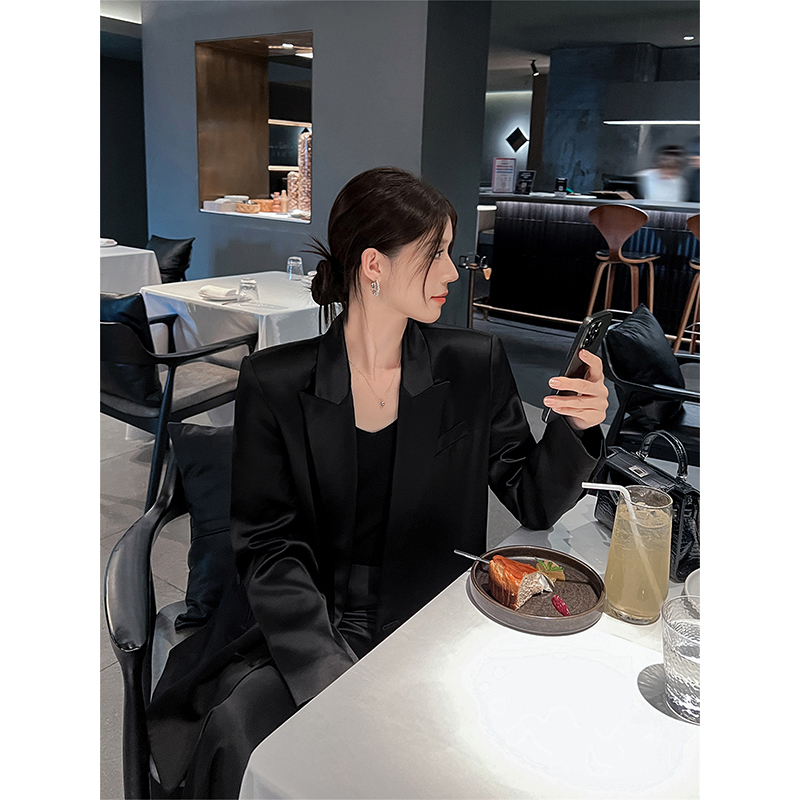 黑色醋酸西装外套女2025秋冬新款休闲宽松高级感轻奢缎面西服上衣