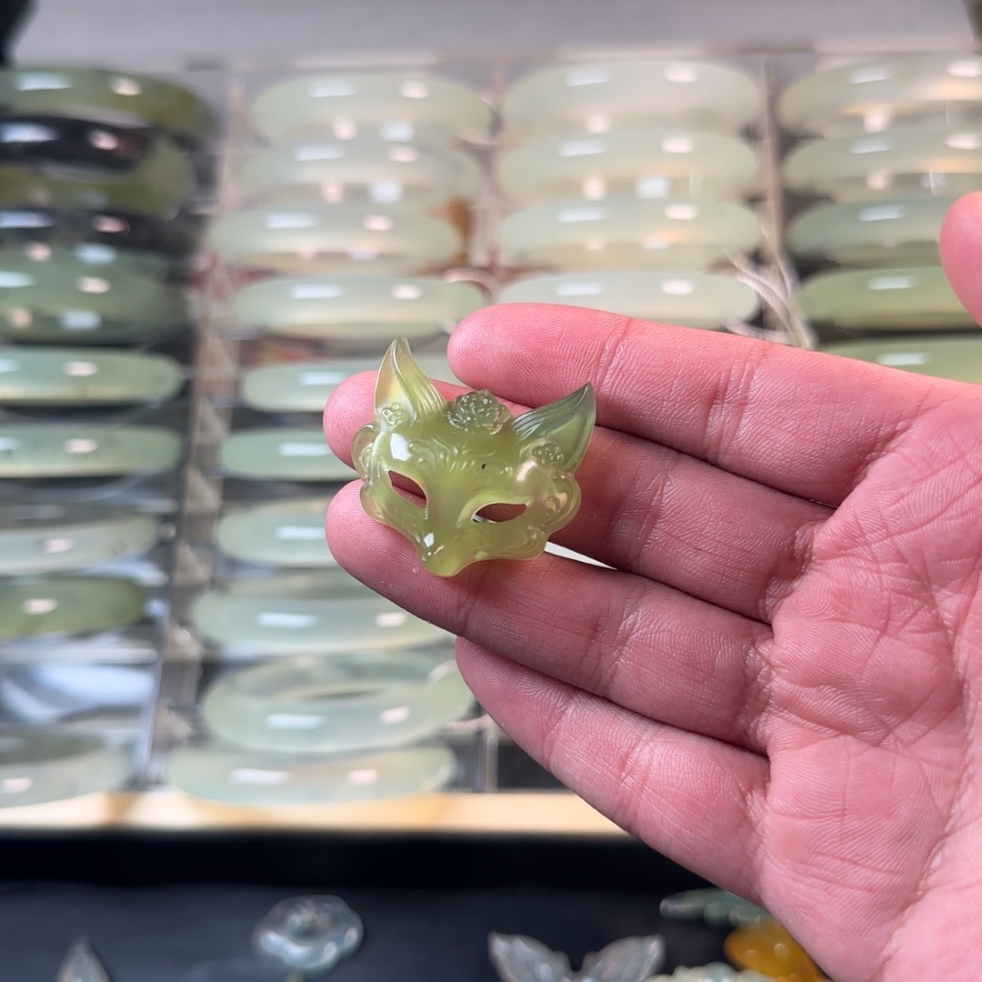 蛇纹石玉未镶嵌颈饰