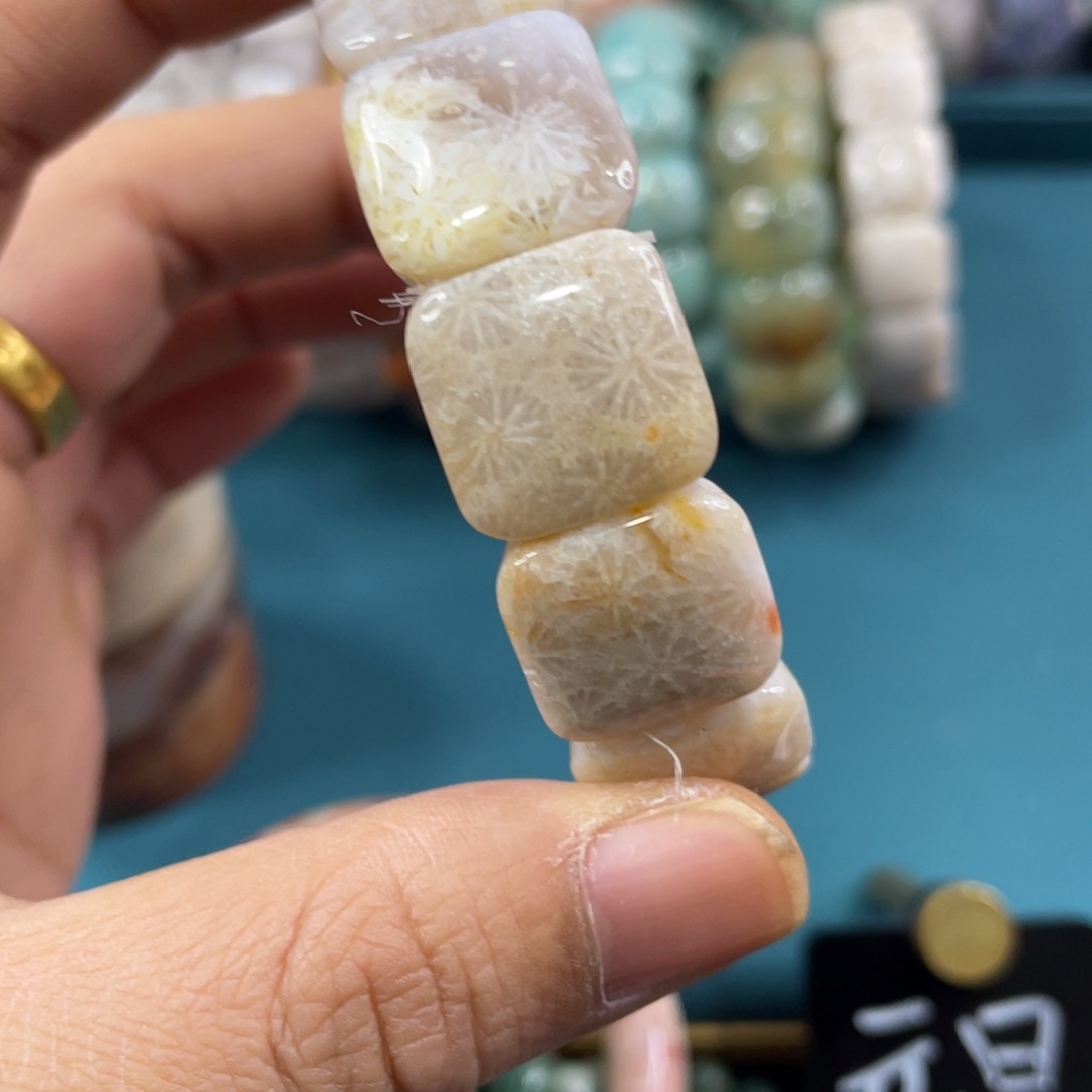 未镶嵌手镯硅化玉
