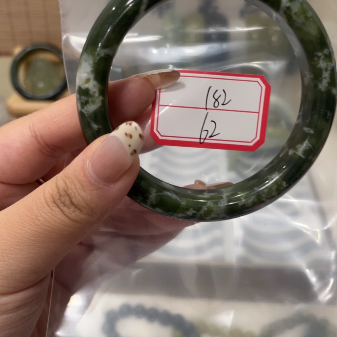 蛇纹石玉手镯未镶嵌