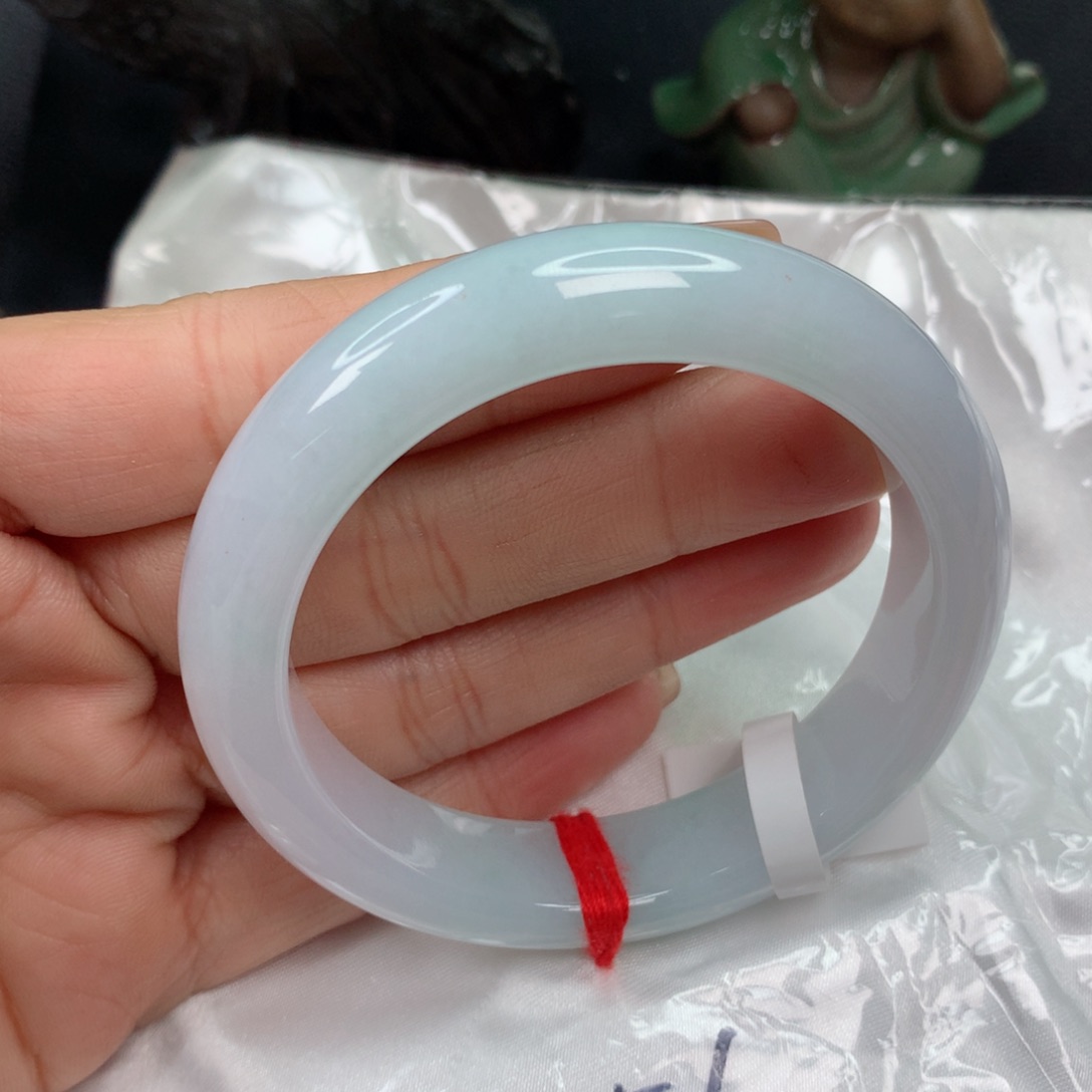 翡翠手镯未镶嵌………….