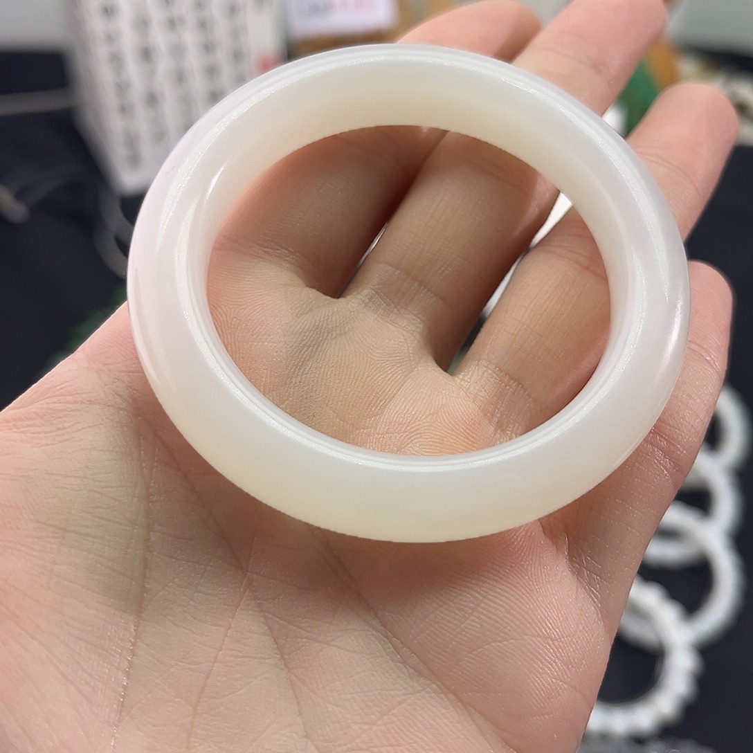 噜***嘞和田玉未镶嵌颈饰青海-冰白-53圈口