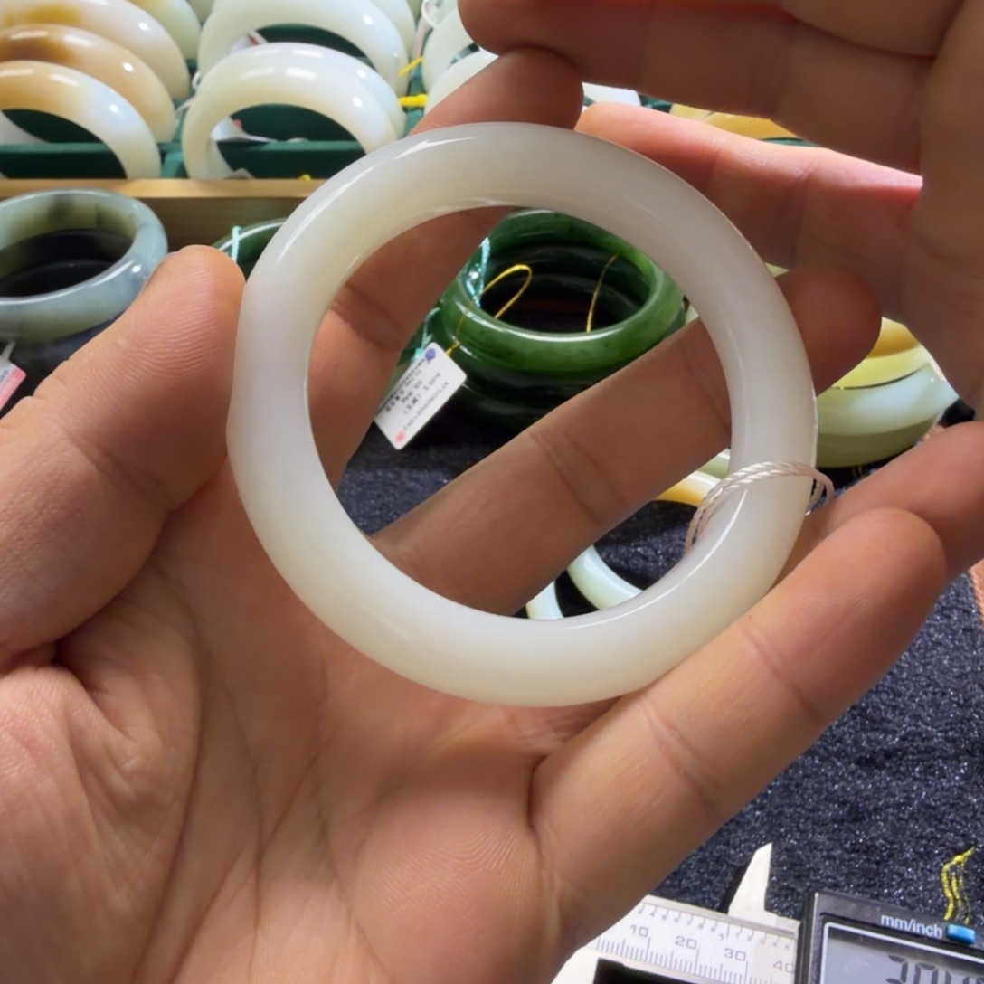 和田玉未镶嵌手镯