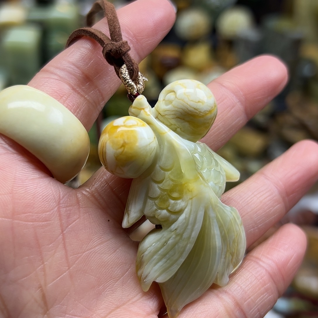 岫玉未镶嵌颈饰花玉俏色金鱼