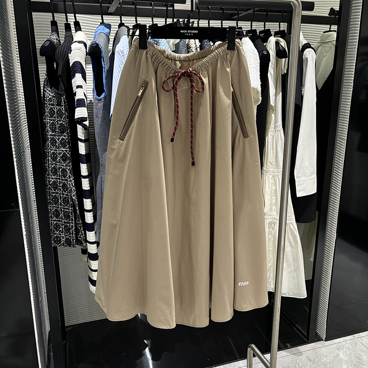 25年春装新款女装 百搭双口袋抽身收腰宽松卡其色半身裙-25Y1013
