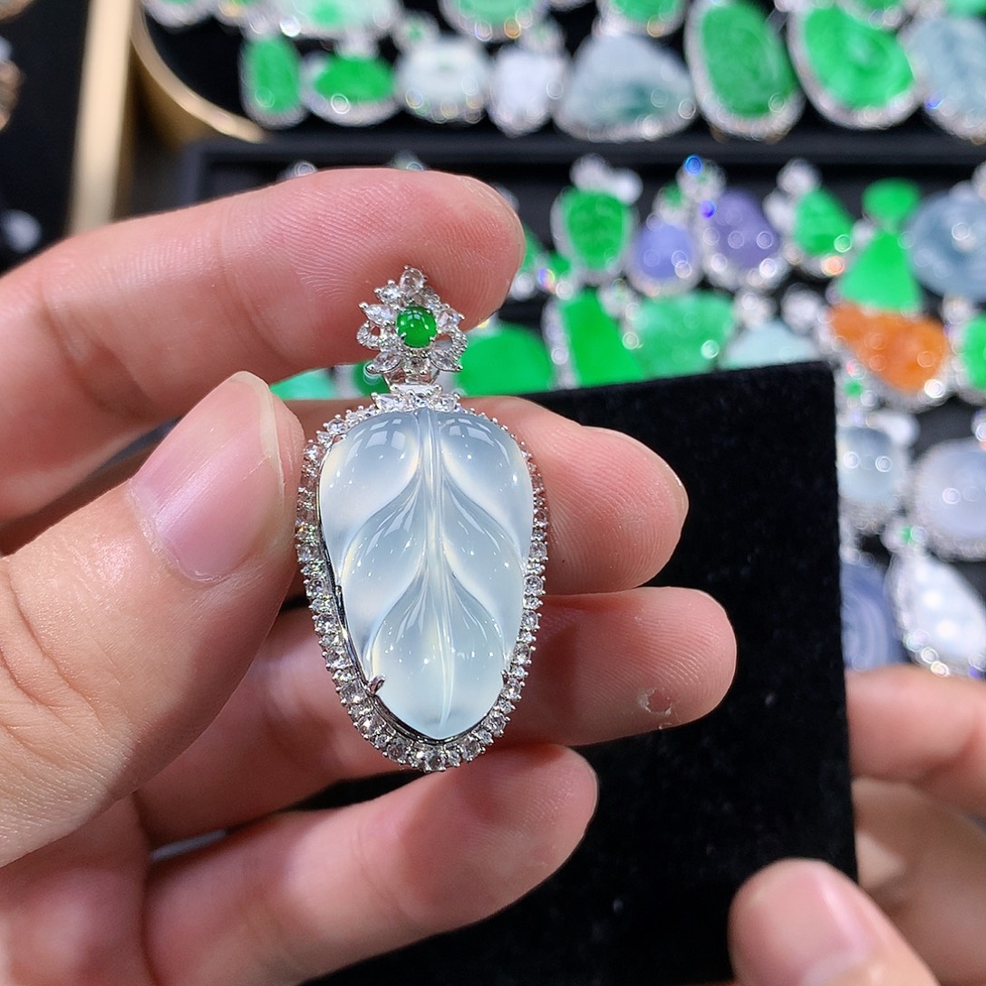 翡翠18K金镶嵌颈饰