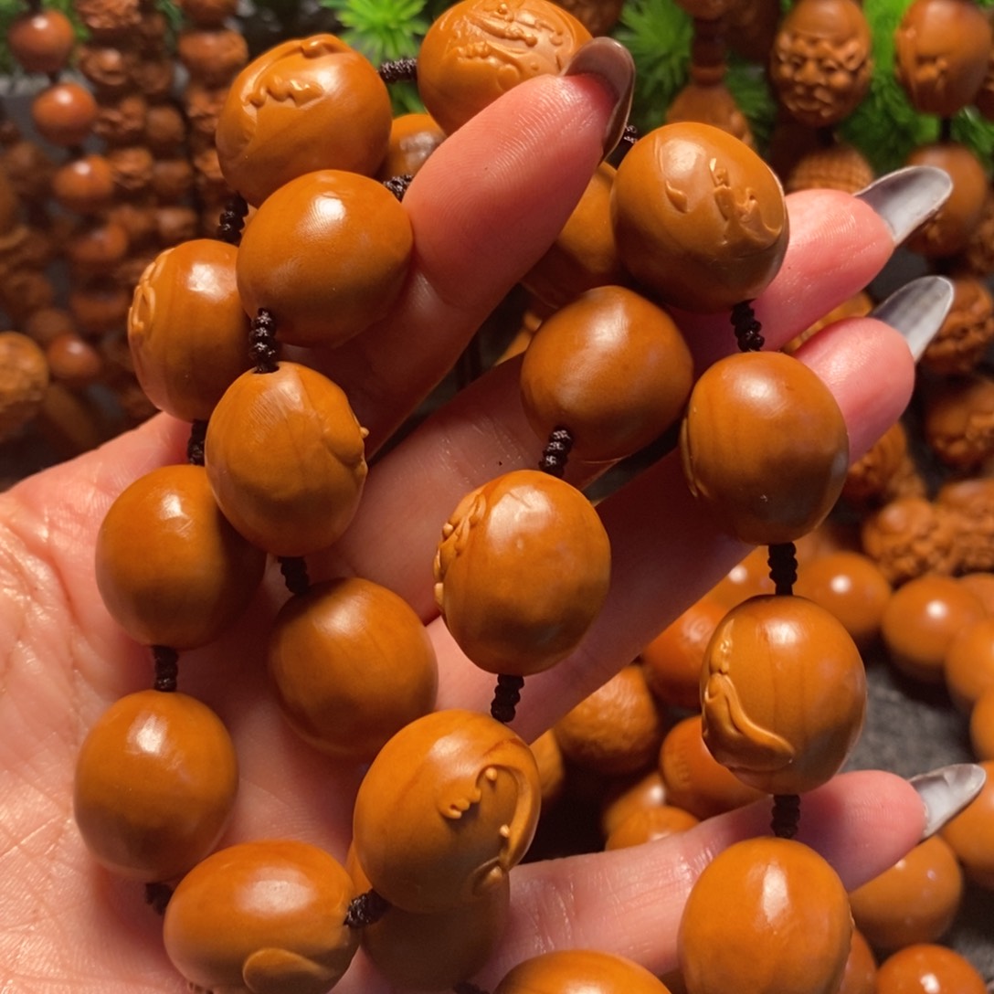 橄榄核吊坠无相佛手持