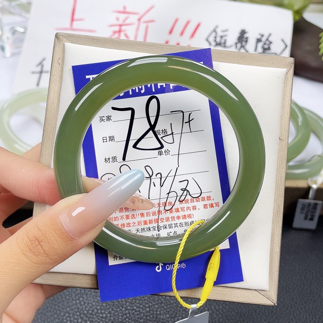 和田玉手镯未镶嵌迪***.