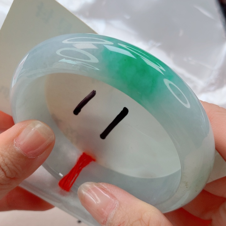 翡翠手镯未镶嵌白底青