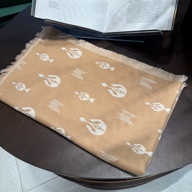 【胡子小妞】仿羊绒艾特莱斯花纹围巾 