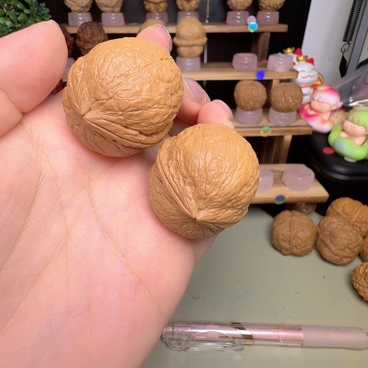 玛***丽文玩核桃吊坠36尺寸粗筋皇冠