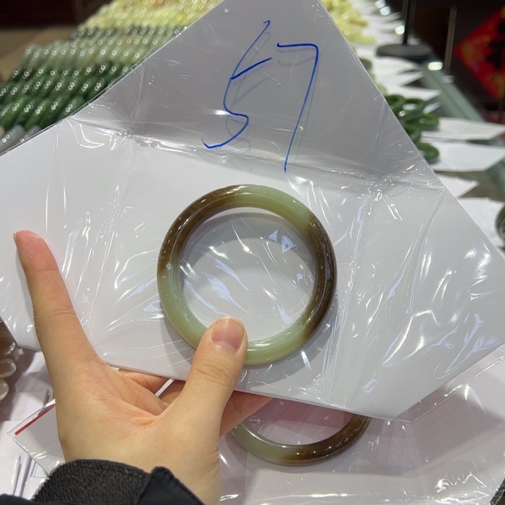 和田玉未镶嵌手镯