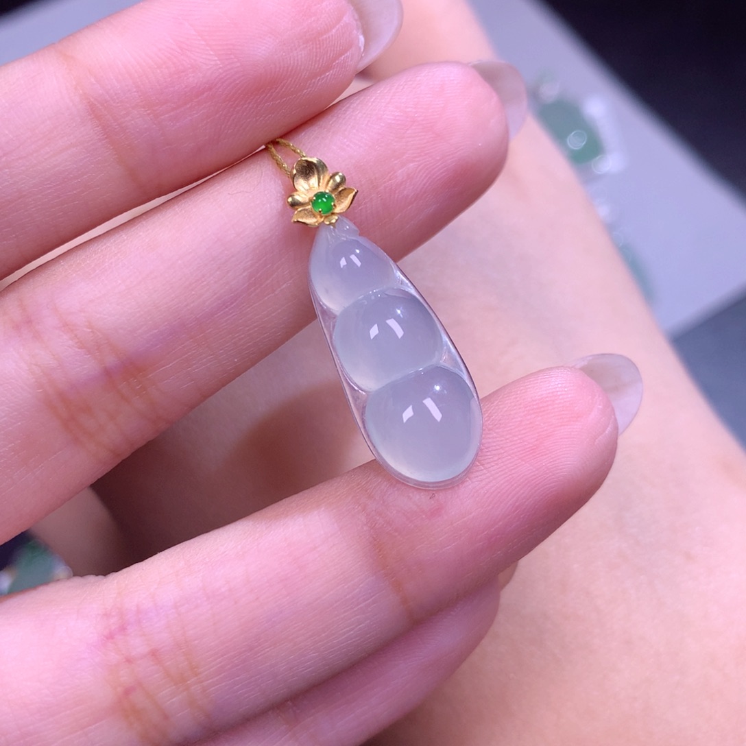 颈饰18K金镶嵌翡翠小*亮福豆