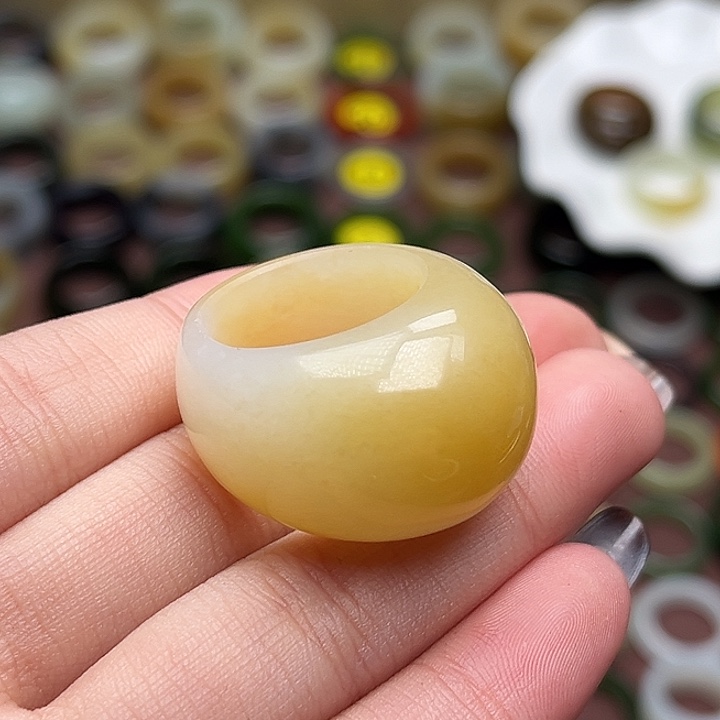 天***单和田玉未镶嵌戒指