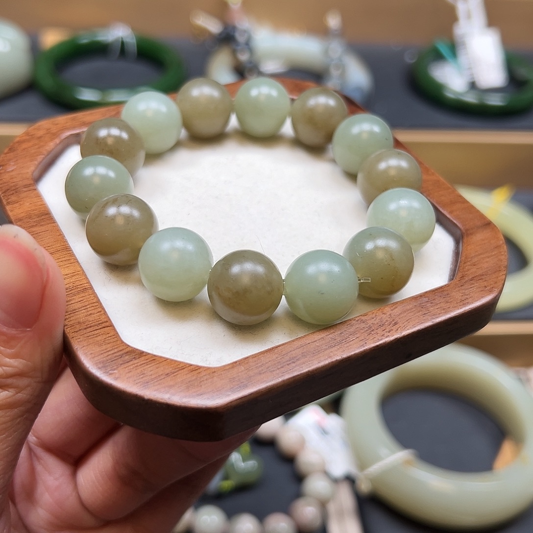 和田玉未镶嵌手镯