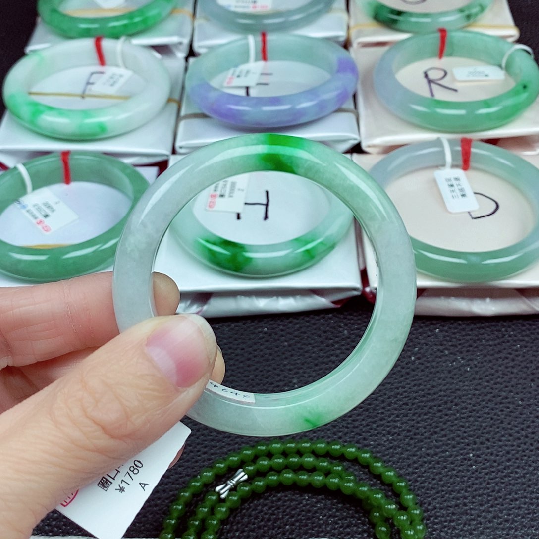 翡翠手镯未镶嵌小****熊缅甸翡翠手镯