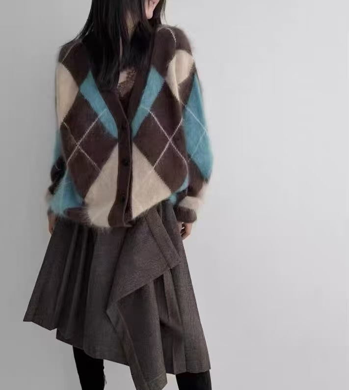 2146【臻炫女装】菱光序~新款高级设计感V领撞色菱格拉绒工艺上衣