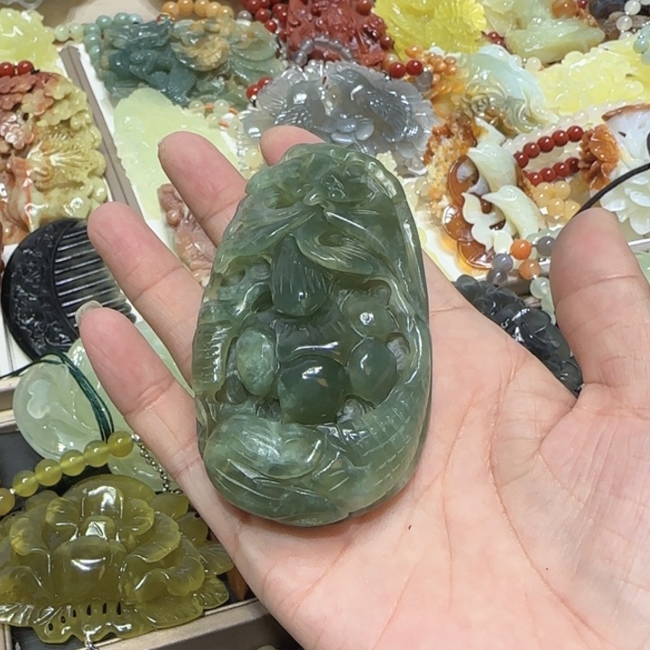 未镶嵌蛇纹石玉吊坠