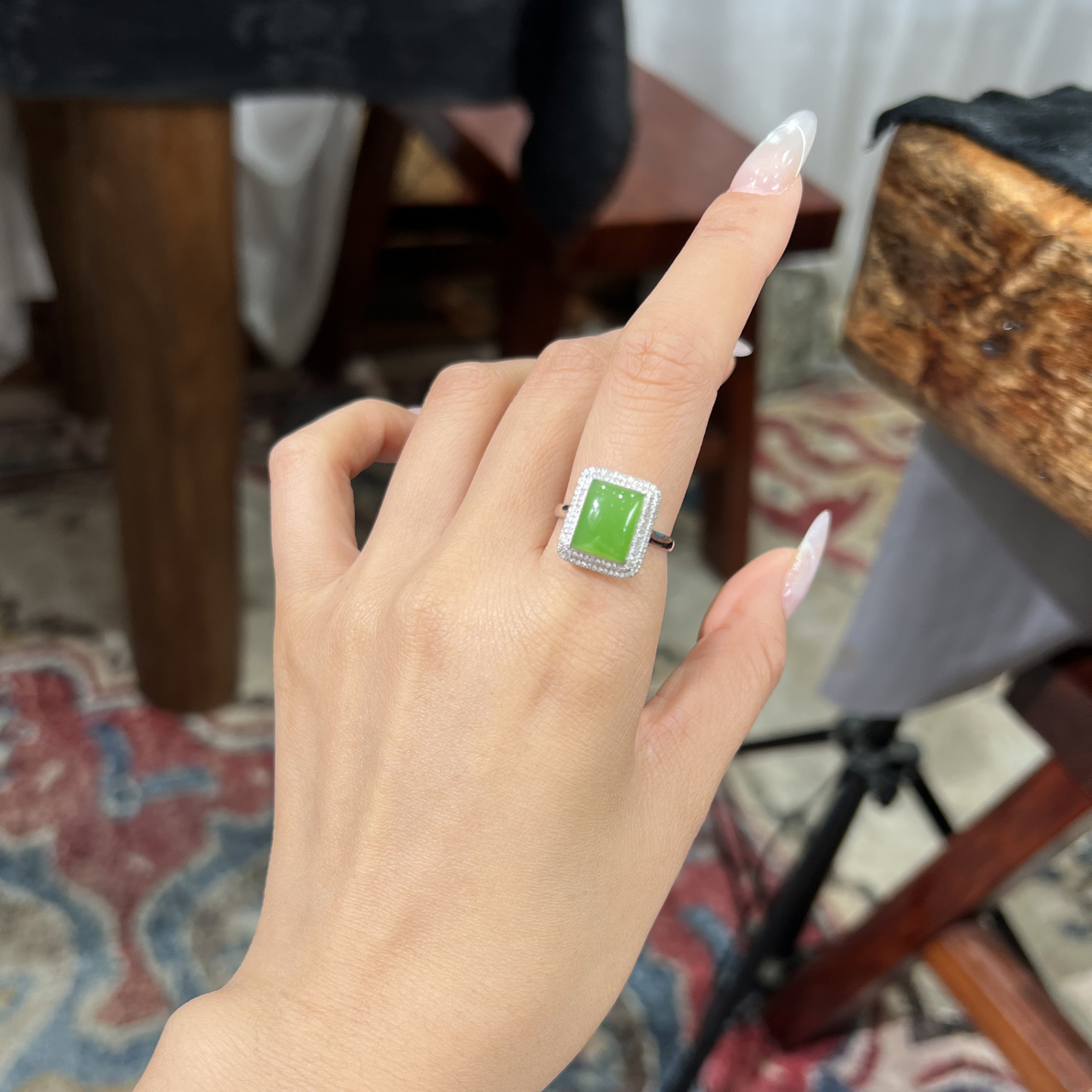 碧玉苹果绿方糖戒指18K镶嵌艳绿色