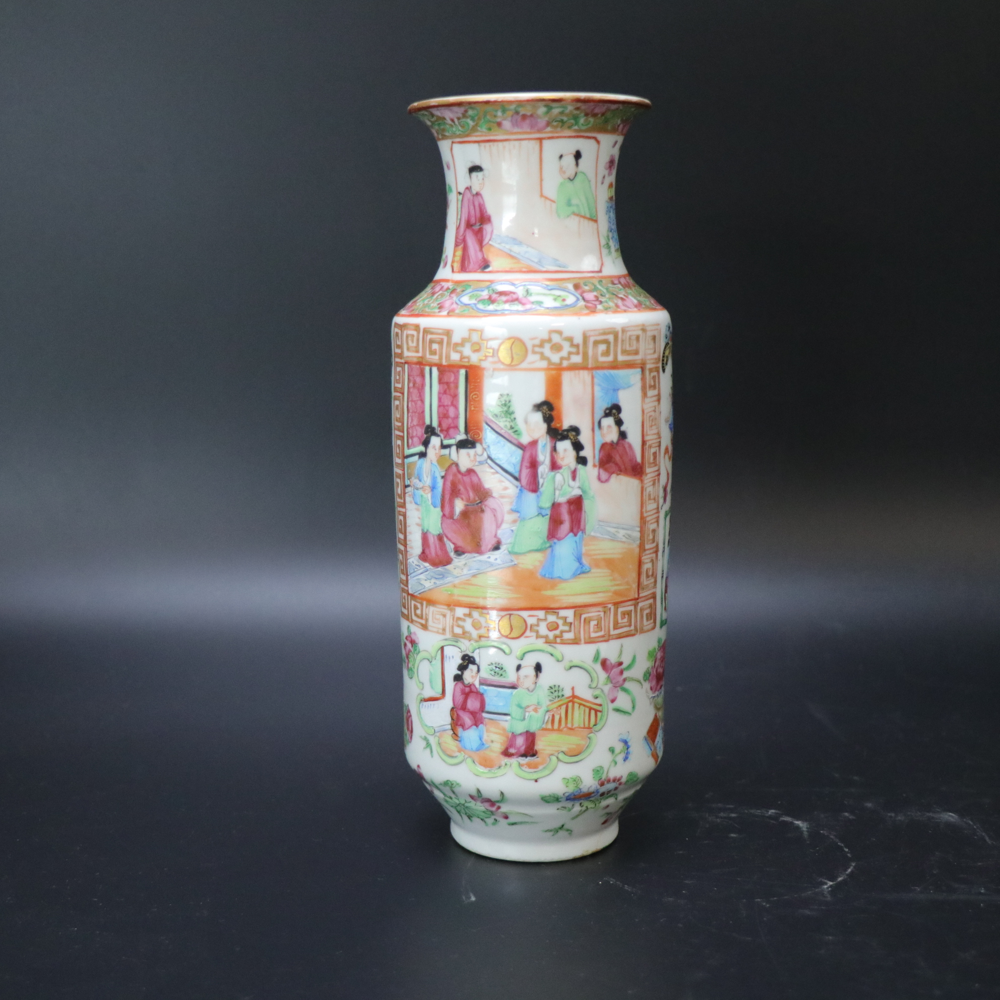 Lot25121099清同治广彩开窗人物故事撇口瓶 高：约25.4cm