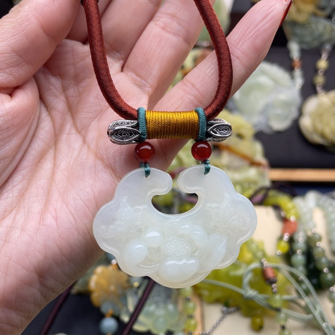 蛇纹石玉颈饰未镶嵌