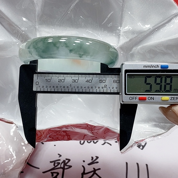 啦***啦翡翠手镯未镶嵌251。 库存➕2去拍