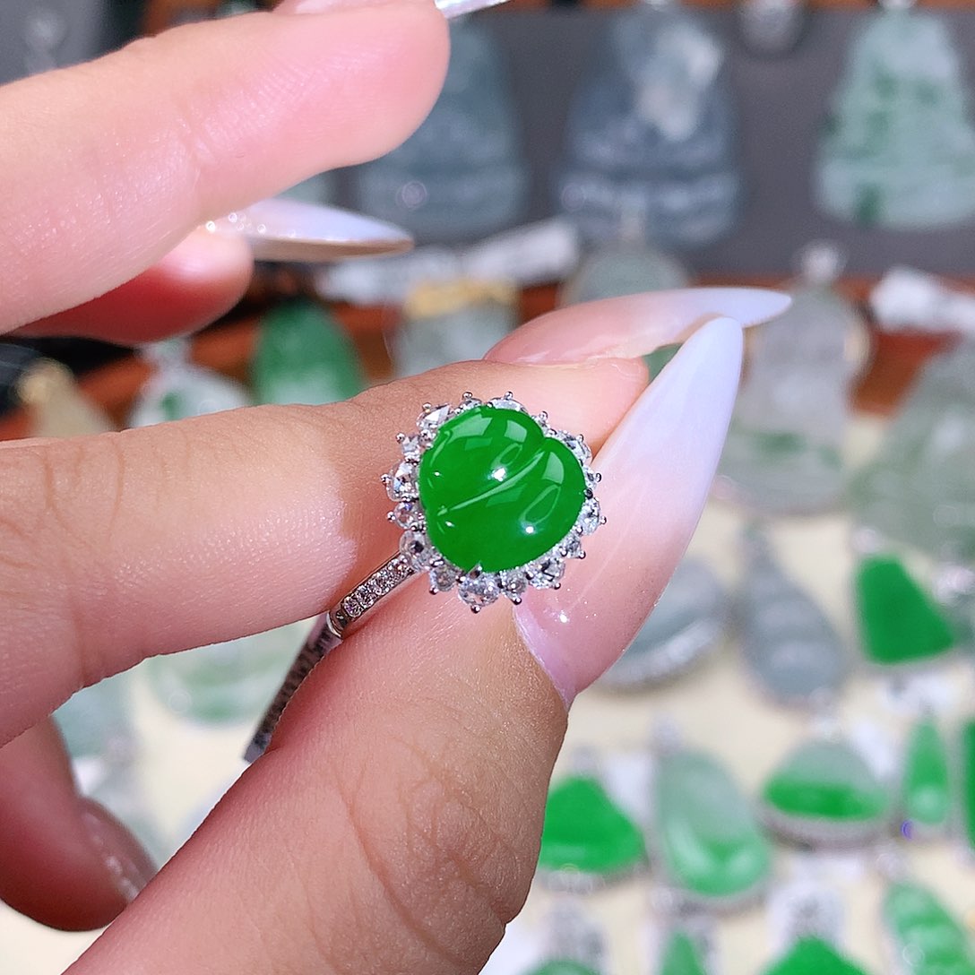 18K金镶嵌戒指翡翠葫芦