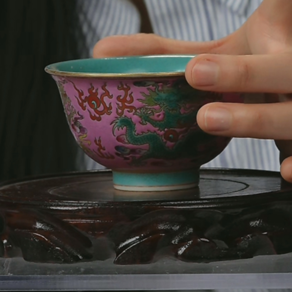 M内松石绿釉外胭脂粉地粉彩云龙纹压手杯