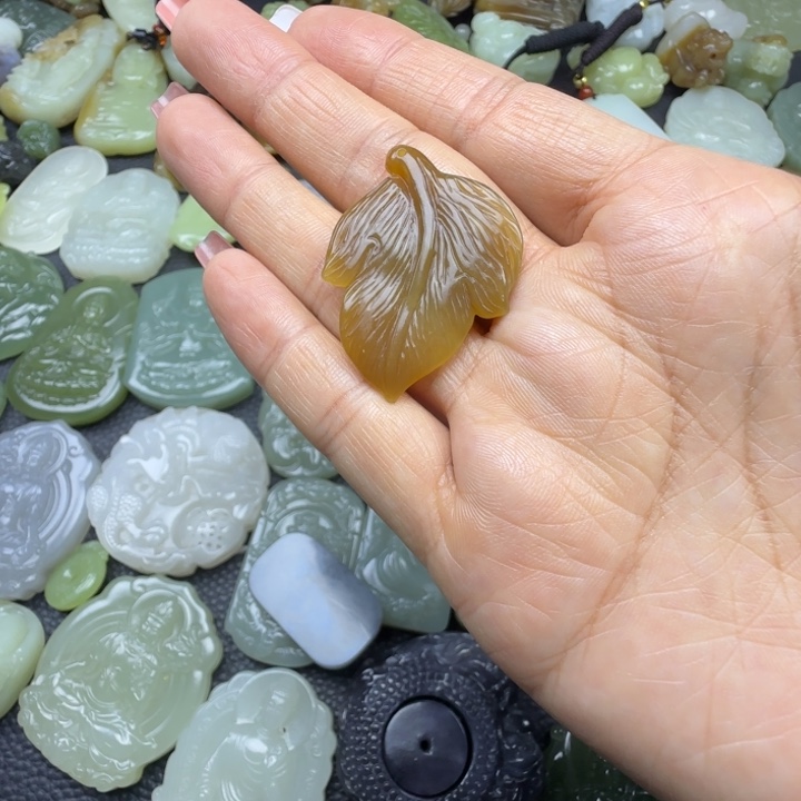 含***春和田玉未镶嵌颈饰