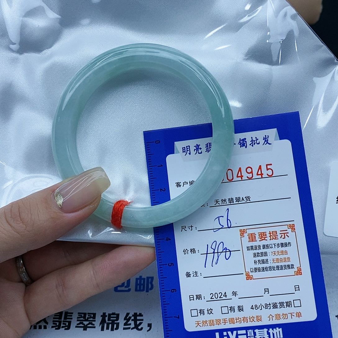 翡翠手镯未镶嵌翡翠手镯