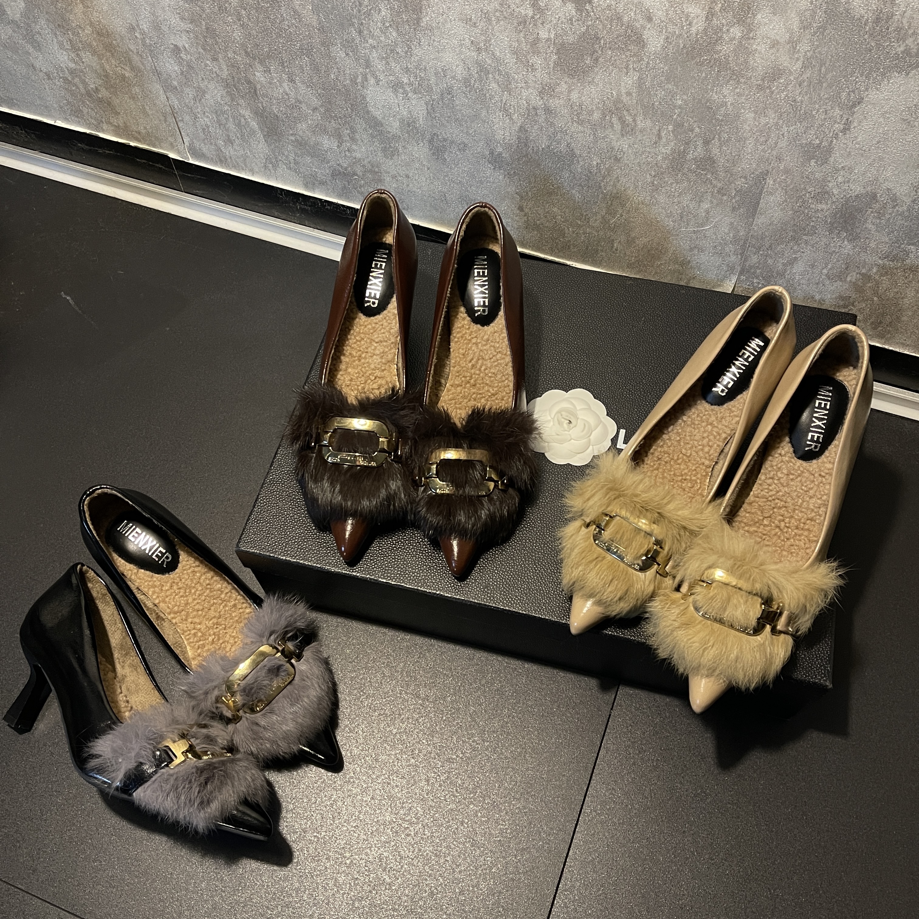 2025年冬季新款加绒气质百搭设计款保暖舒适热卖款浅口防滑高跟鞋