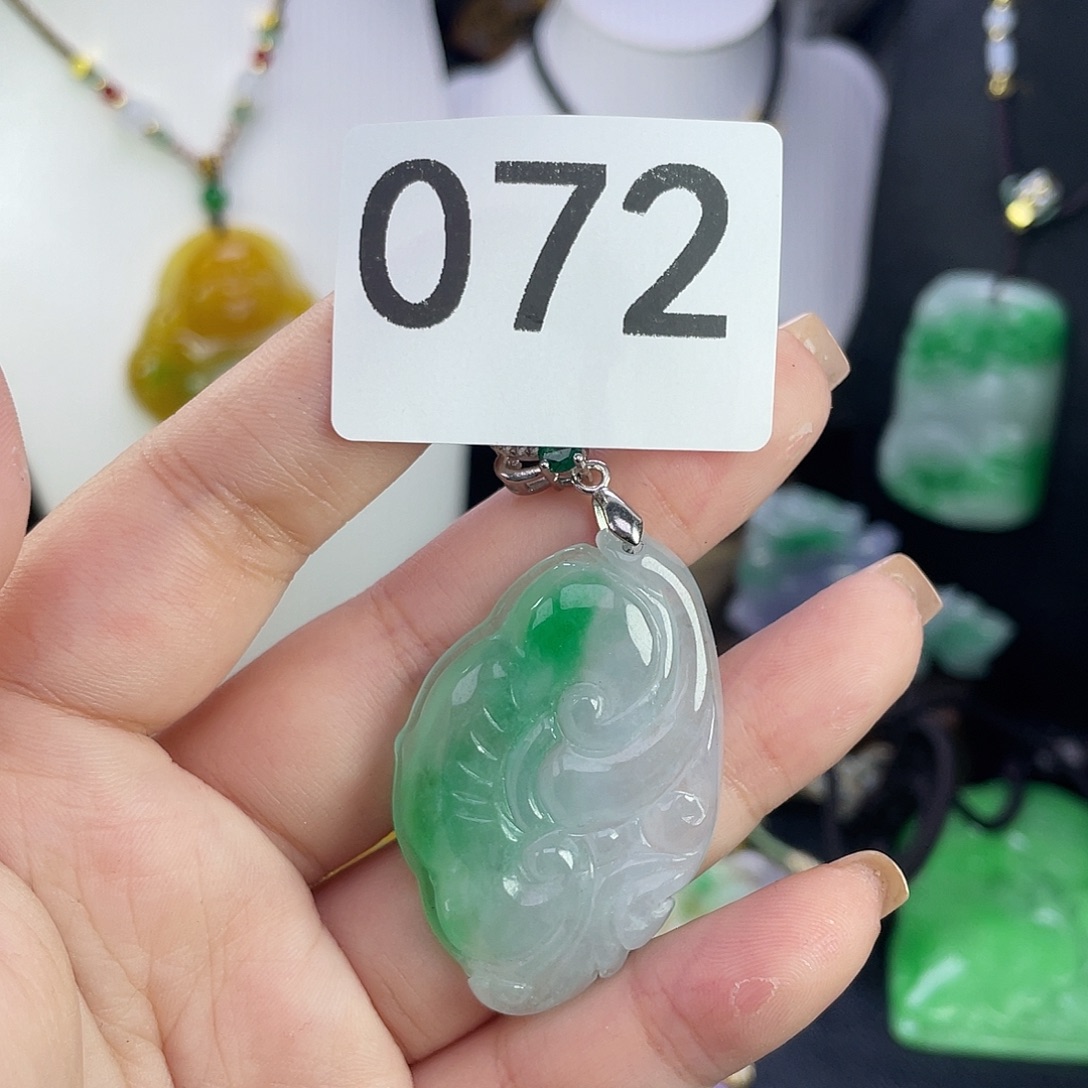 翡翠未镶嵌吊坠(赠链)