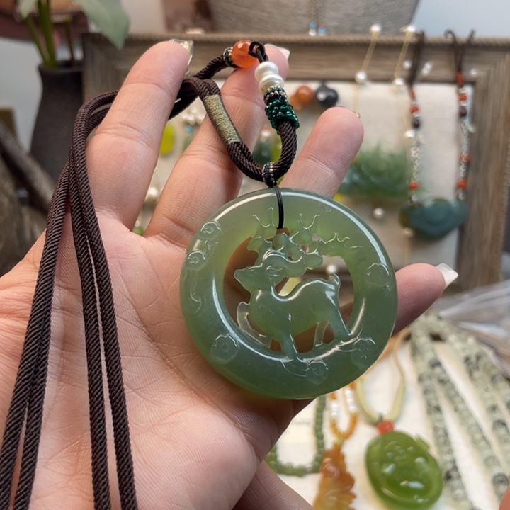 蛇纹石玉吊坠未镶嵌