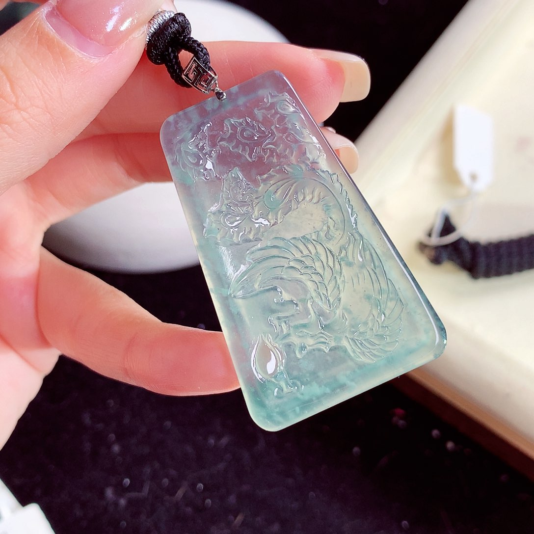 颈饰18K金镶嵌翡翠