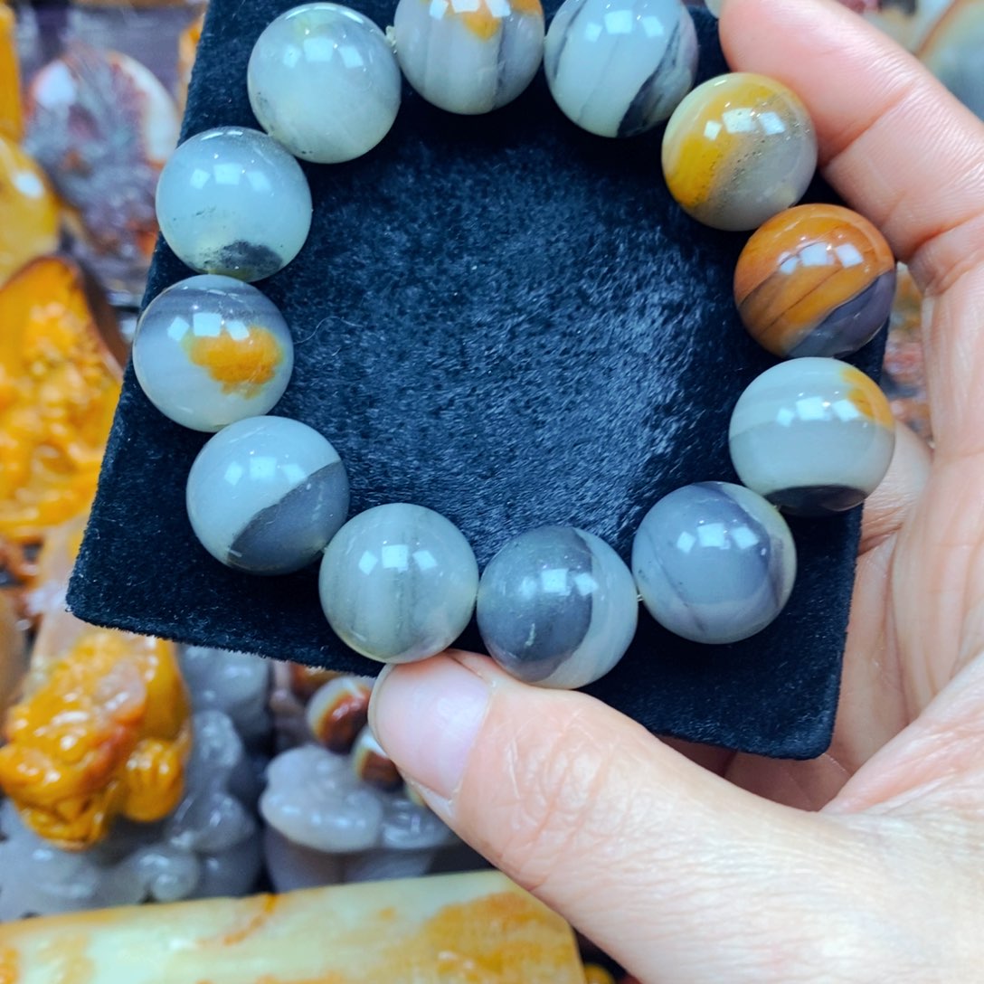 未镶嵌石英质玉（黄龙玉）颈饰