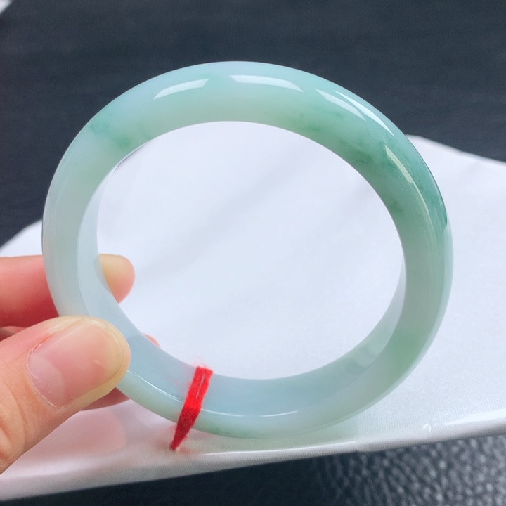 翡翠手镯未镶嵌55圈