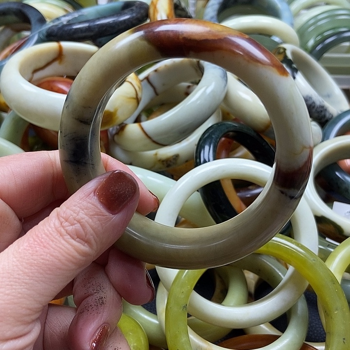 蛇纹石玉手镯未镶嵌拾*。