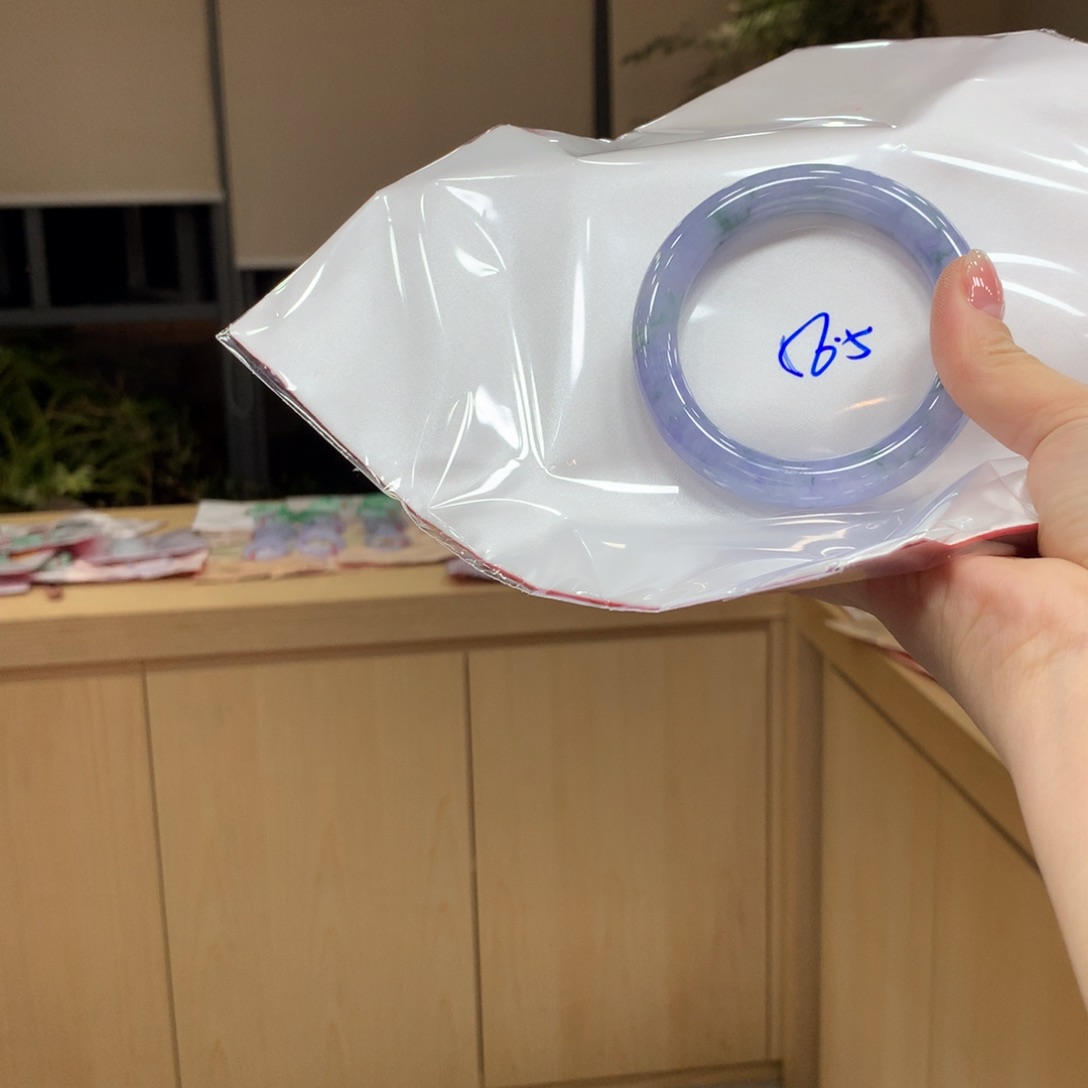 翡翠手镯未镶嵌不退不换