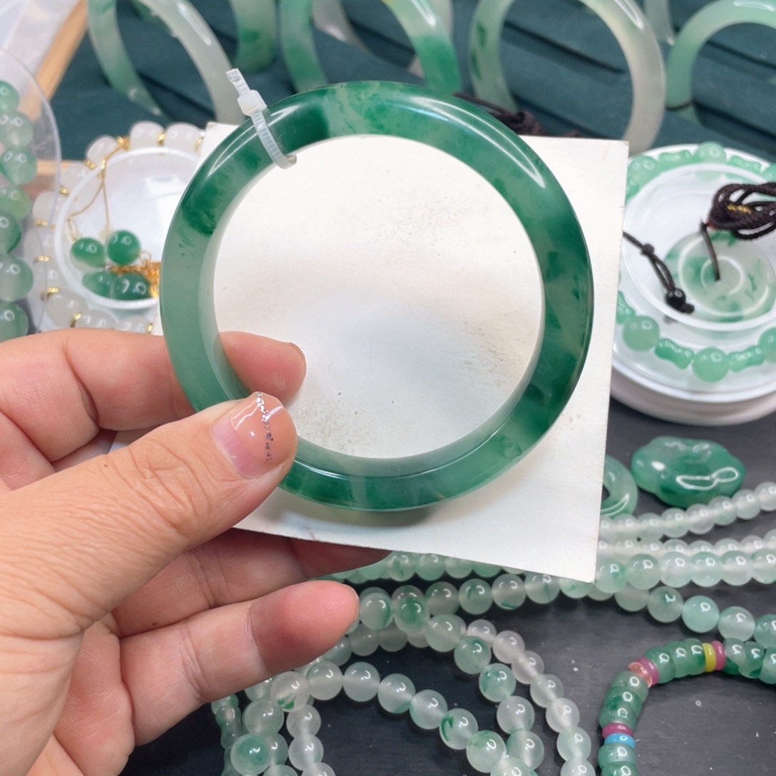 绿***渣石英质玉未镶嵌手镯