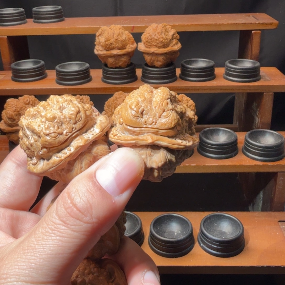 把件核桃蛤蟆头雕刻金蟾单面二