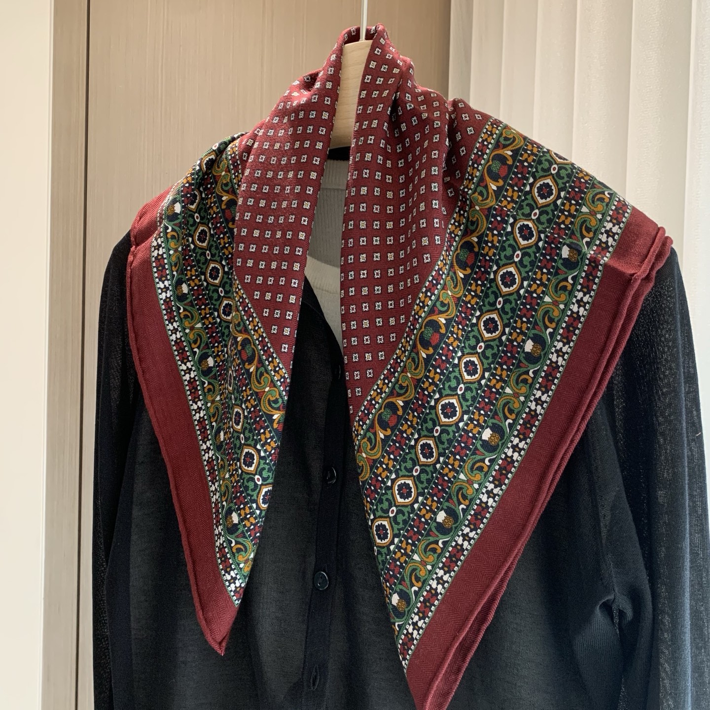 女士百搭显气质的复古纹样红色方巾70%羊毛+30%蚕丝混纺手工卷边