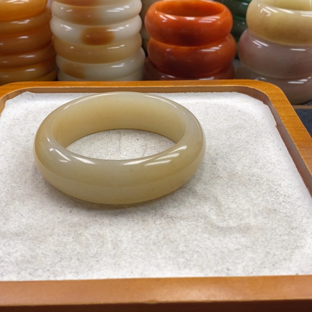 石英岩玉未镶嵌手镯（圆镯）