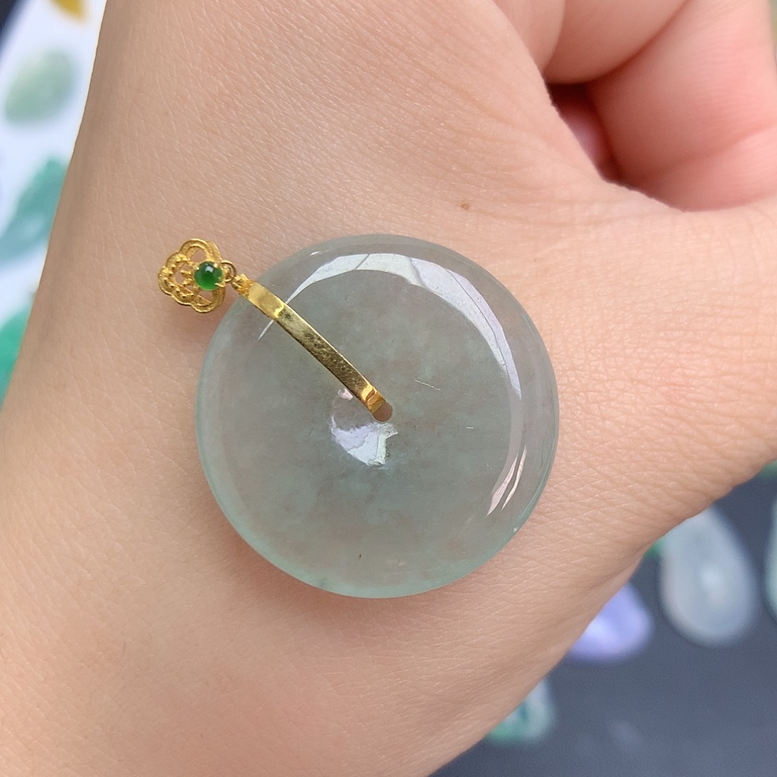 翡翠18K金镶嵌颈饰平安扣