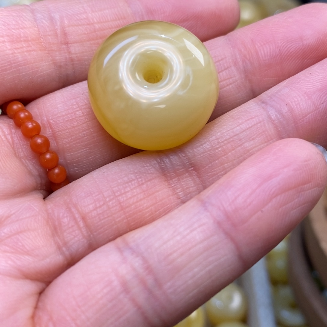 一***娃琥珀未镶嵌裸石蜜蜡配珠