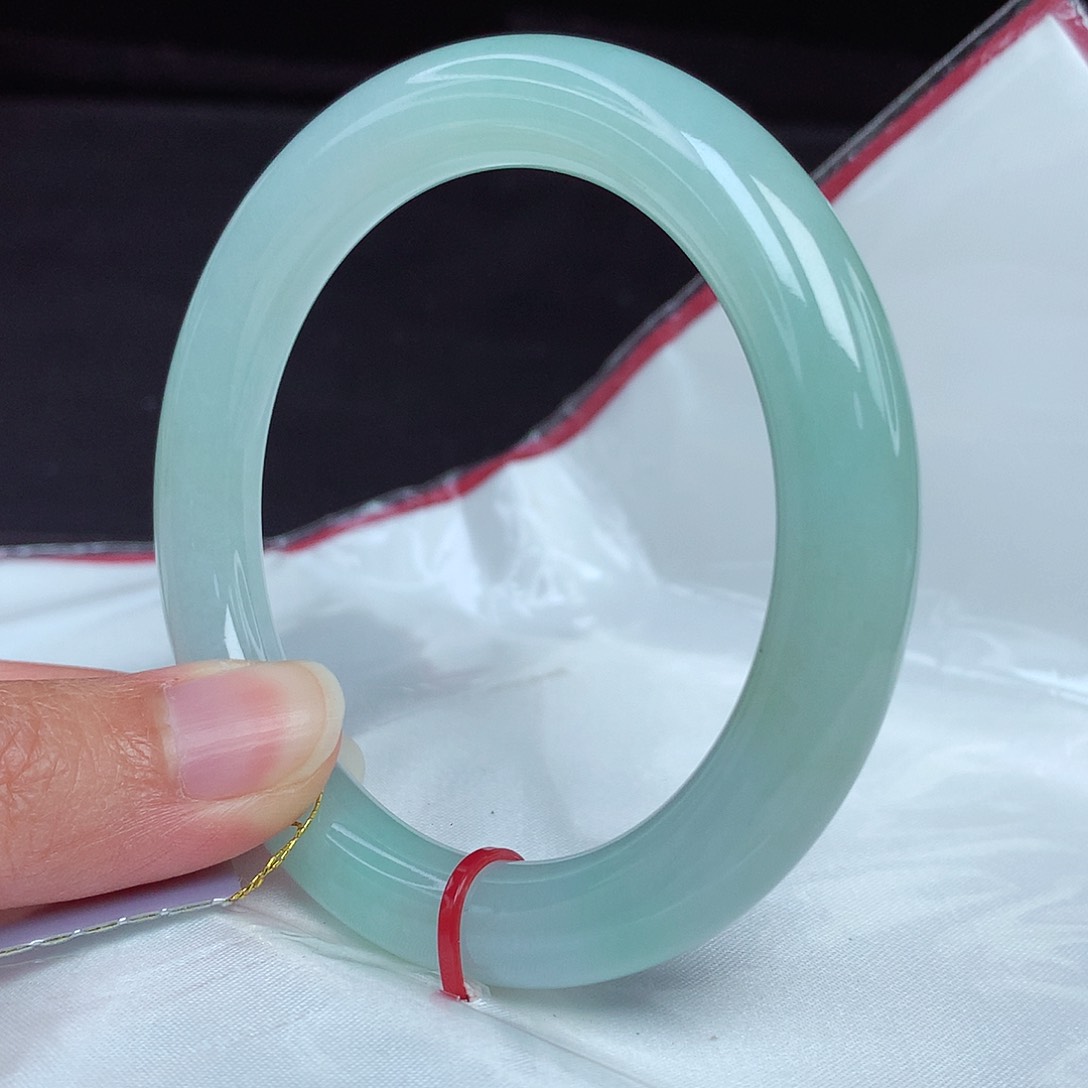 翡翠手镯未镶嵌依*?56圈4176