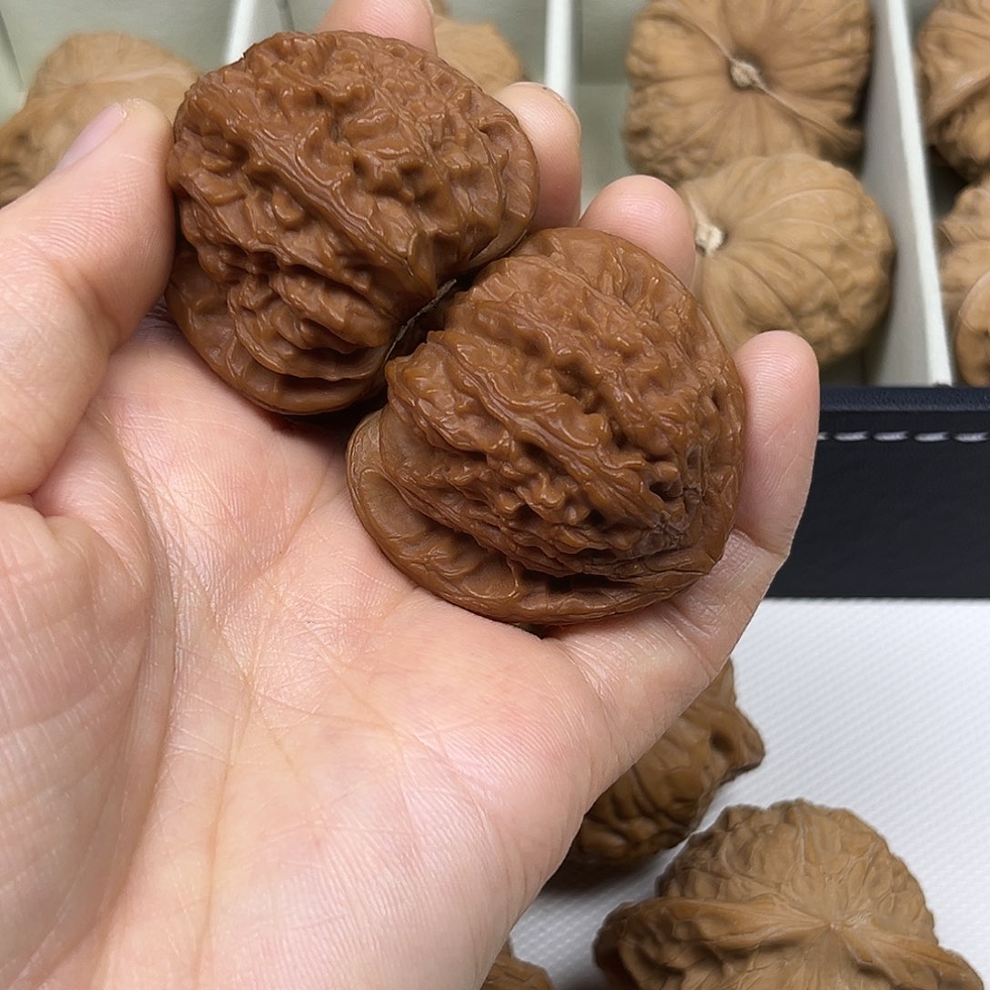 一***草文玩核桃吊坠白狮子