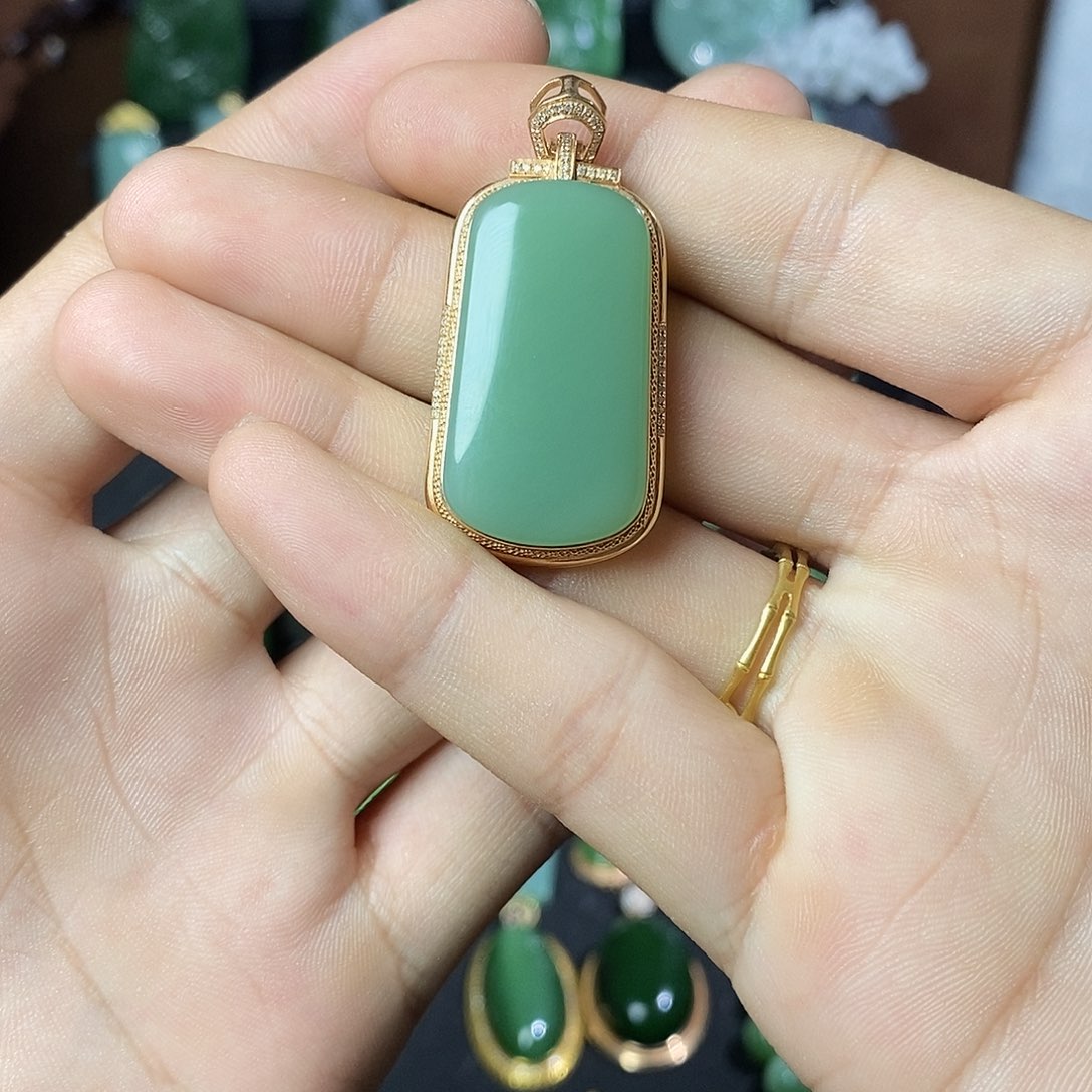 和田玉18K金镶嵌颈饰小**业
