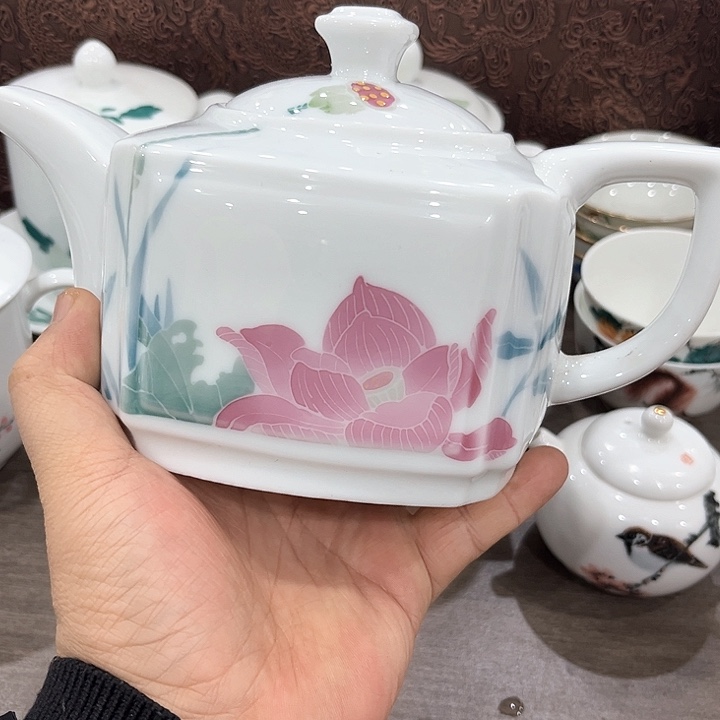 釉下五彩的瓷器在，