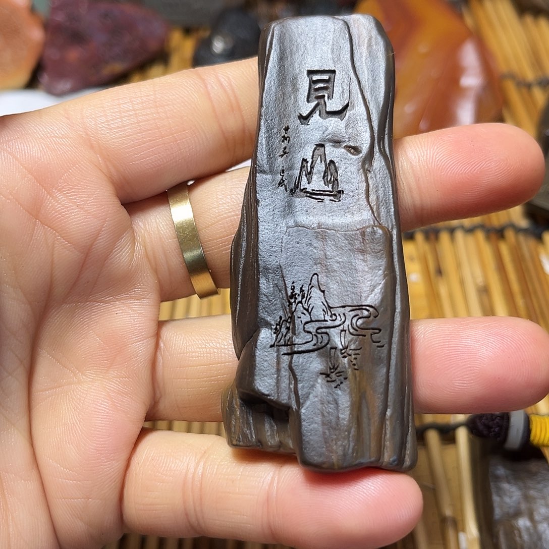 新疆原石雕刻手把件